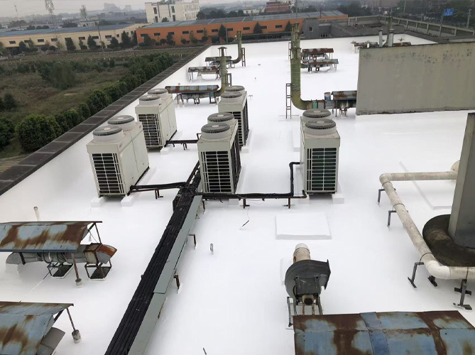 混凝土非上人屋面防水工藝技術對比：SYR外露無縫系統與聚脲防水工程性能分析